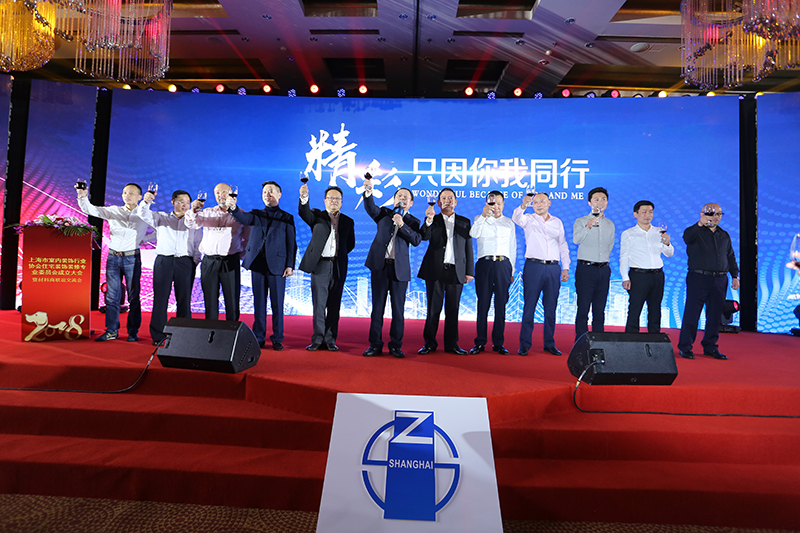 各主任單位領導共同舉杯祝愿住宅裝修專業(yè)委員會越辦越好.jpg